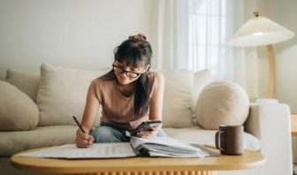 Làm Freelancer là gì? Là một kế toán tự tính phí dịch vụ cung cấp